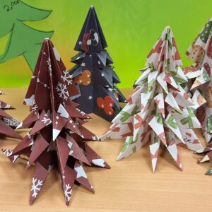 Papier-Weihnachtsbäume (Kl. Bleicher 2025)